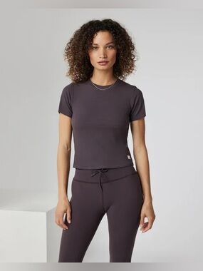 Vuori POSE FITTED TEE Sangria purple brown burgundy size XS worn once